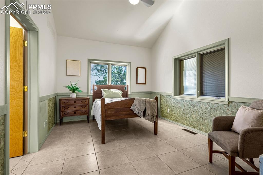 Image 34 of 50: Bedroom