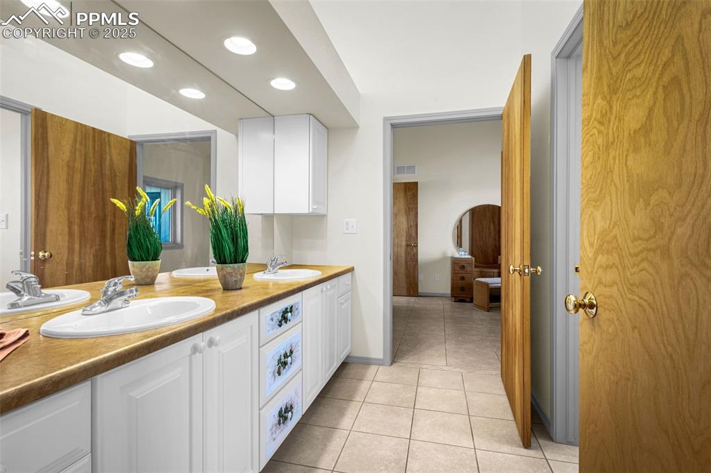 Image 35 of 50: Jack and Jill Bath