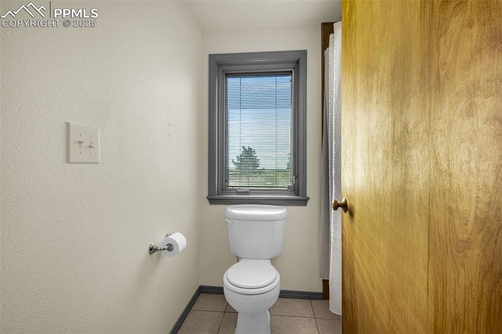 Image 36 of 50: Jack and Jill Bath