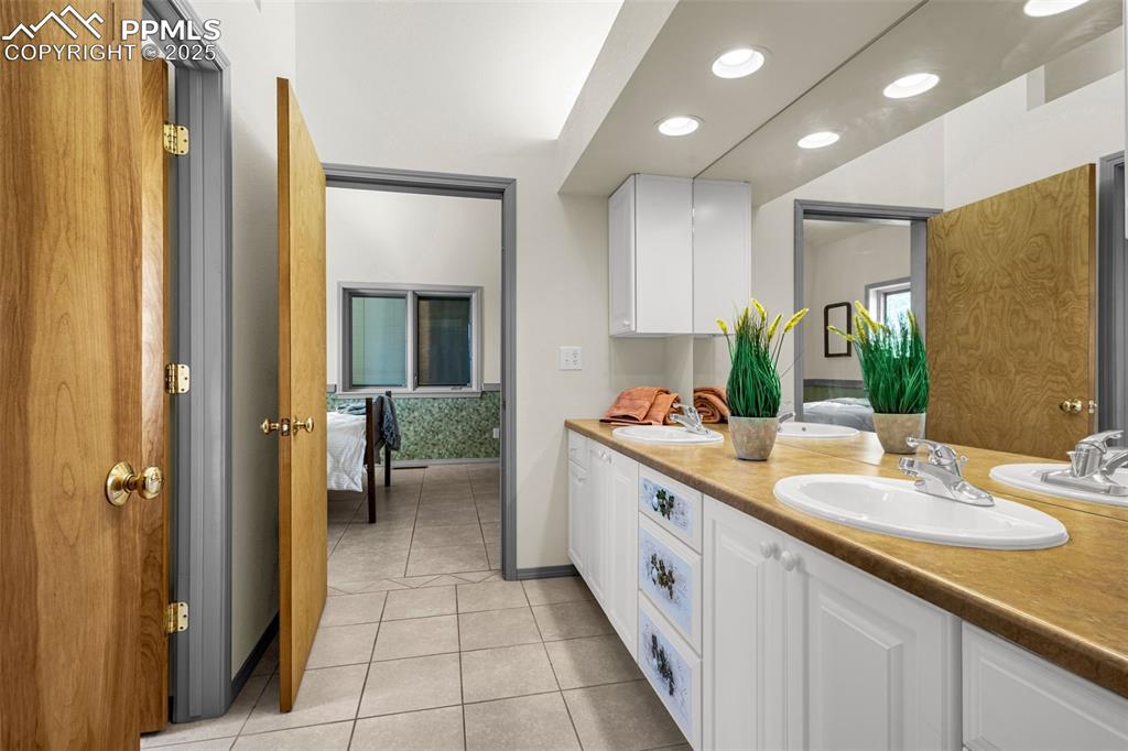 Image 37 of 50: Jack and Jill Bath