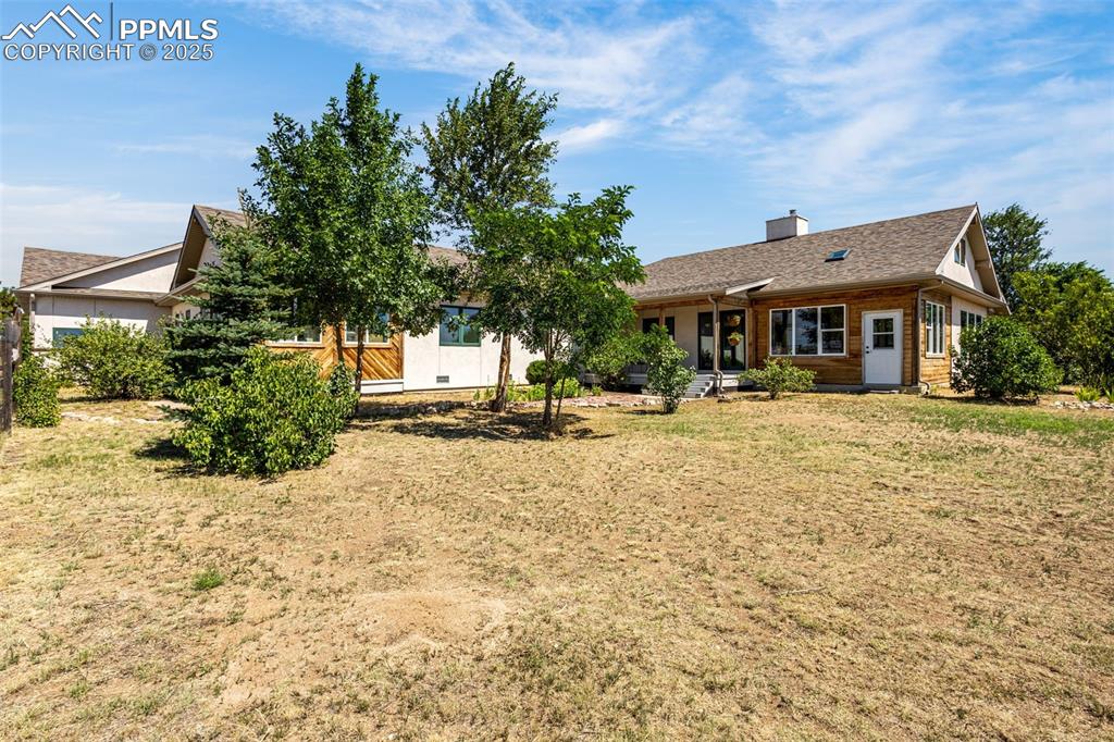 Image 41 of 50: Back porch, fenced in area.