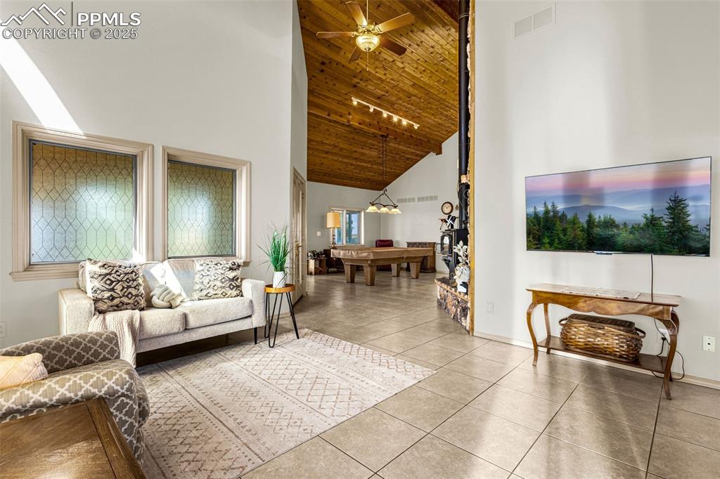 Image 5 of 50: Living Room