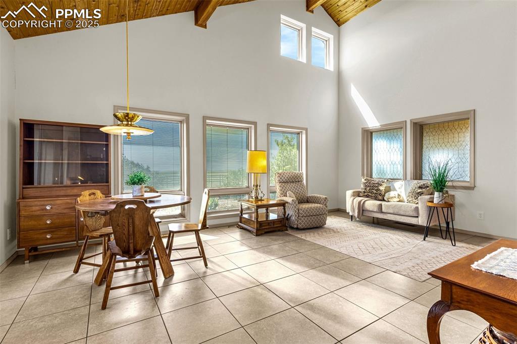 Image 6 of 50: Living Room