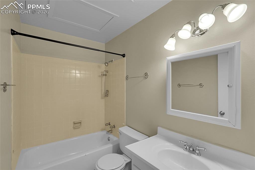 Image 13 of 14: Bathroom