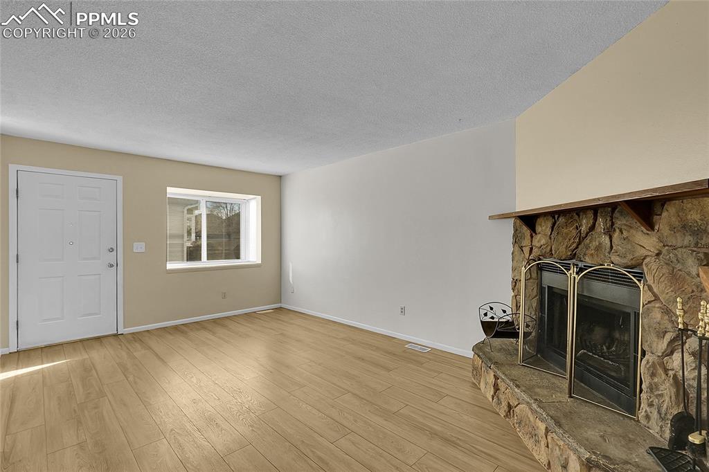 Image 4 of 14: Living Room