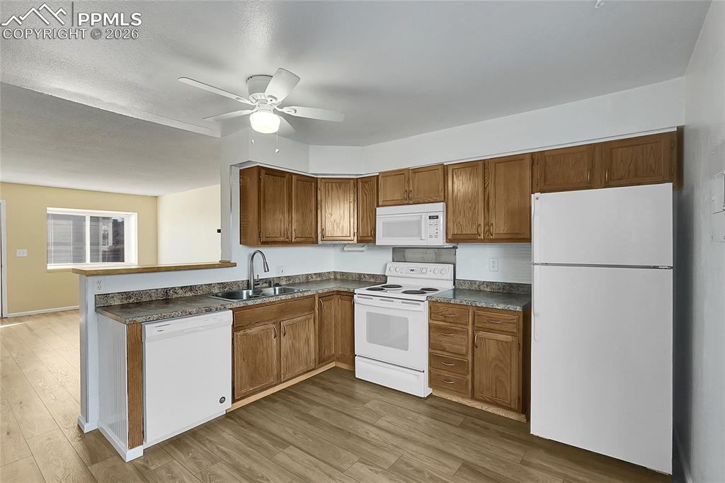 Image 5 of 14: Kitchen