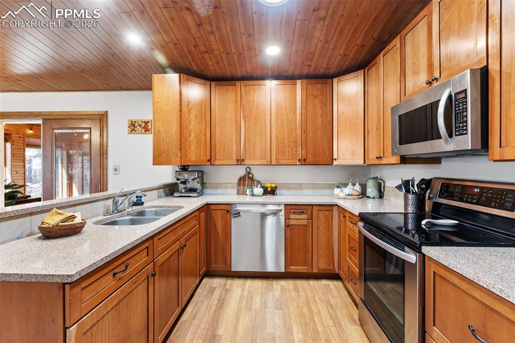 Image 10 of 50: Kitchen