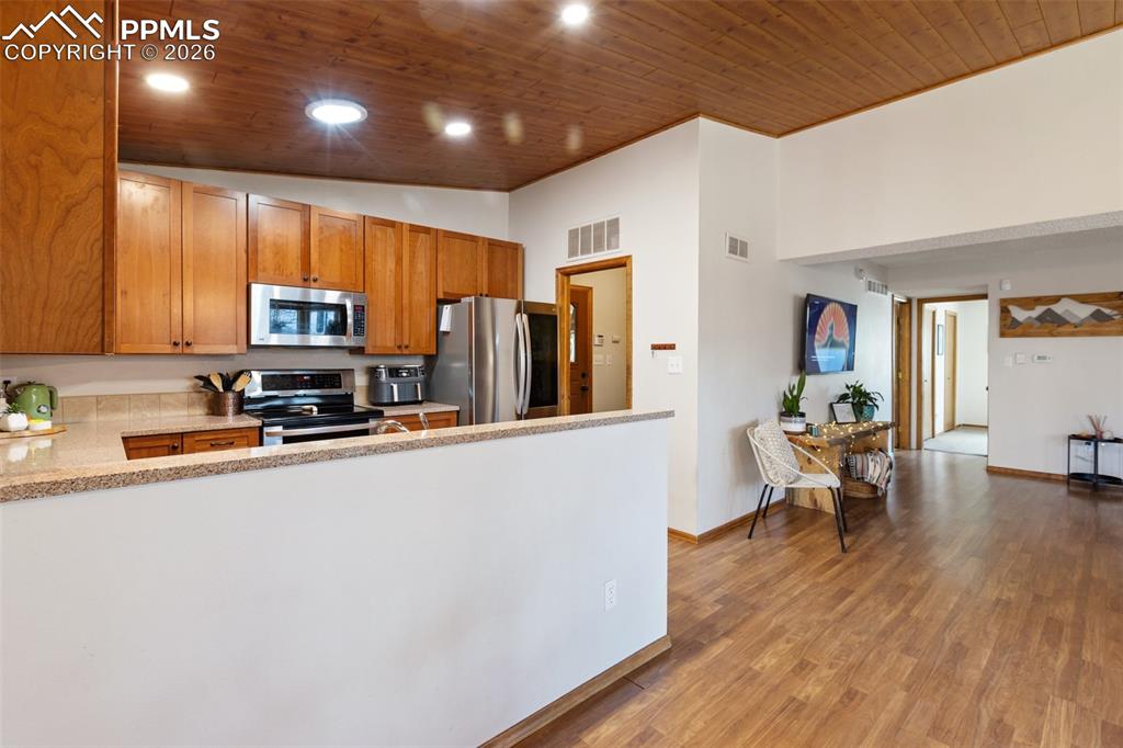 Image 11 of 50: Kitchen