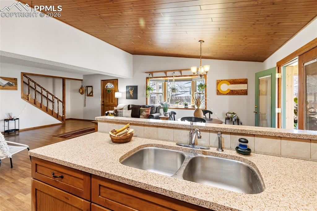 Image 12 of 50: Kitchen