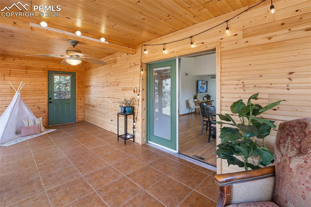 Image 14 of 50: Sun Room