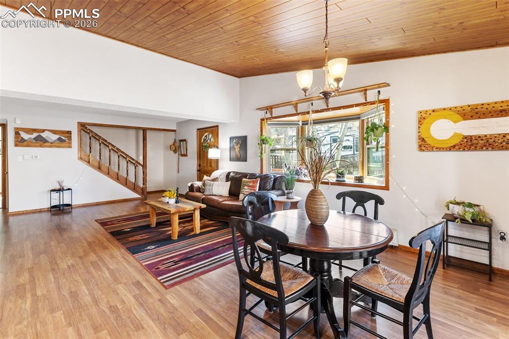 Image 8 of 50: Dining Area