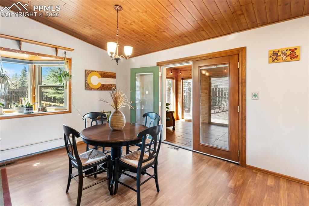 Image 9 of 50: Dining Area