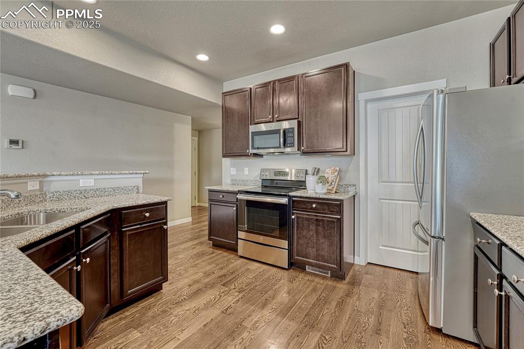 Image 10 of 50: Kitchen