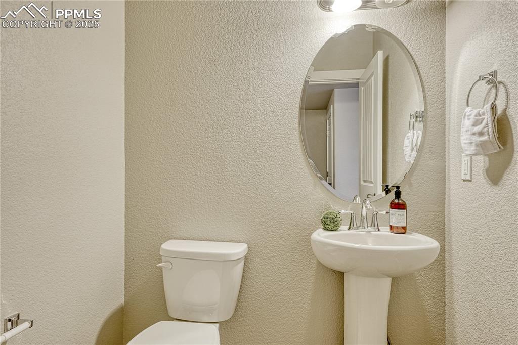Image 14 of 50: Bathroom