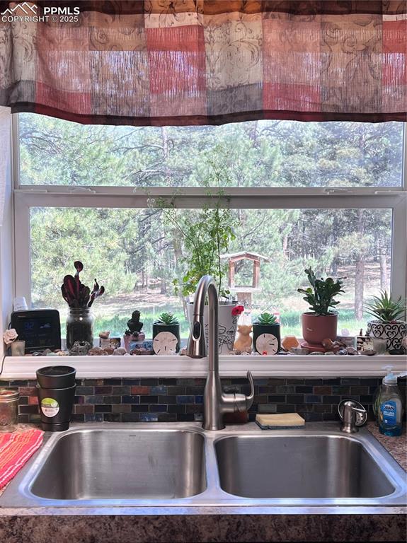 Image 13 of 21: Kitchen