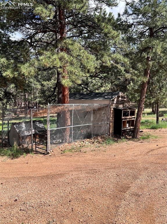 Image 19 of 21: Shed/dog kennel