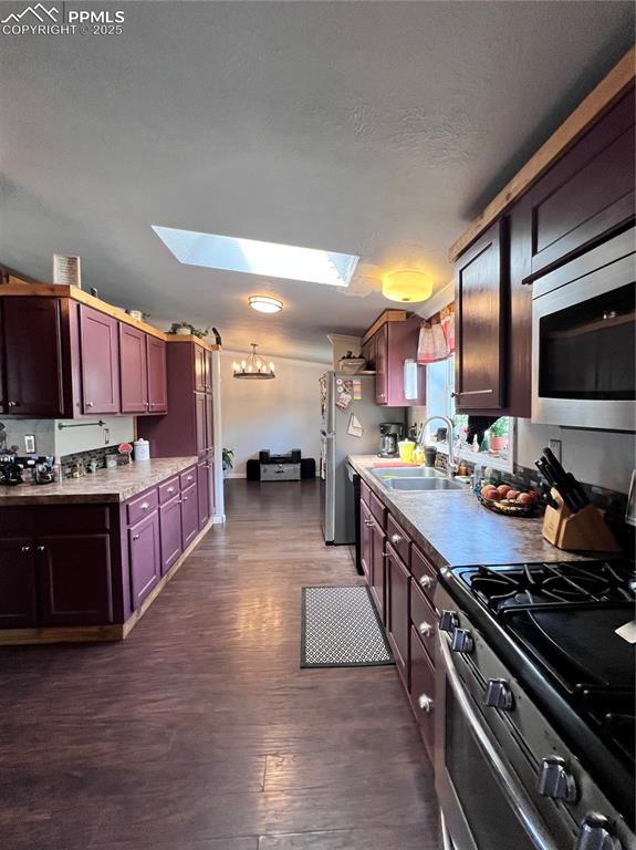 Image 7 of 21: Kitchen