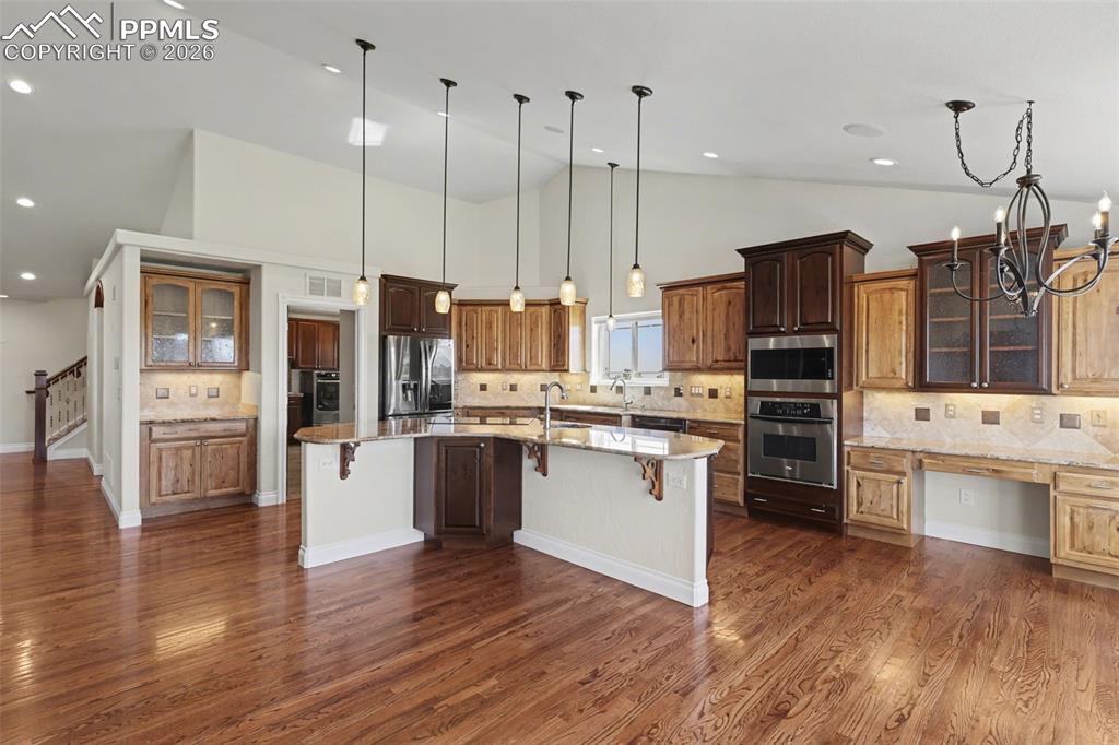 Image 13 of 50: Gourmet Kitchen, Large Island, Granite Countertops, Stainless Steel Applian