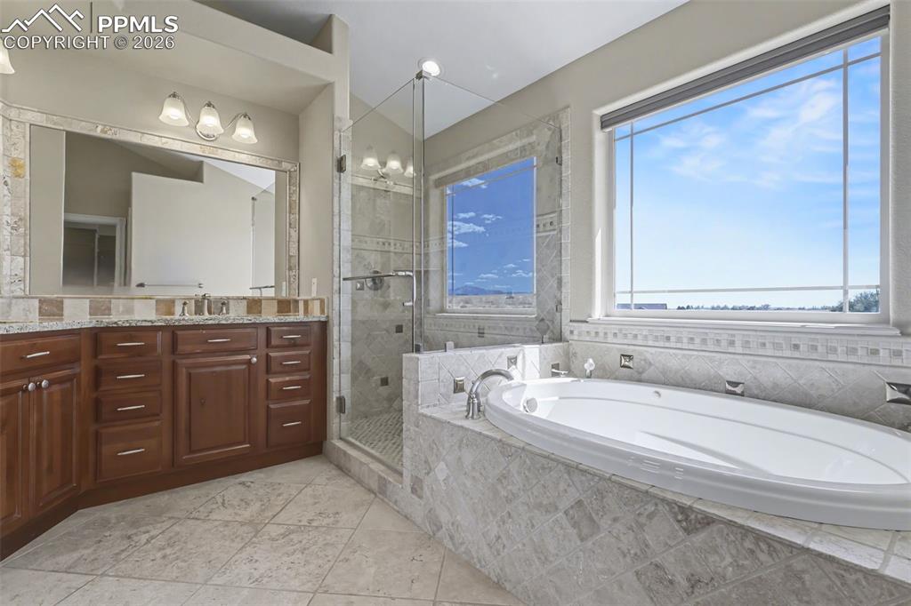 Image 24 of 50: Primary 5-Piece Bathroom