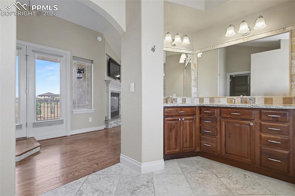 Image 25 of 50: Primary 5-Piece Bathroom