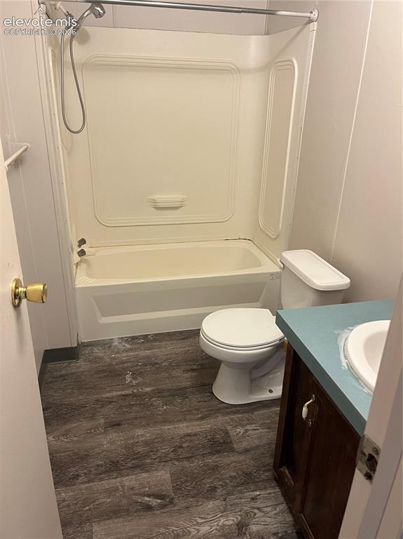 Image 11 of 13: Bathroom