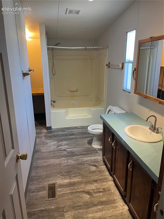 Image 13 of 13: Bathroom
