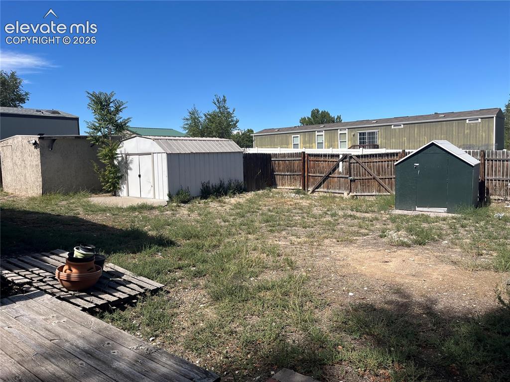 Image 4 of 13: Yard