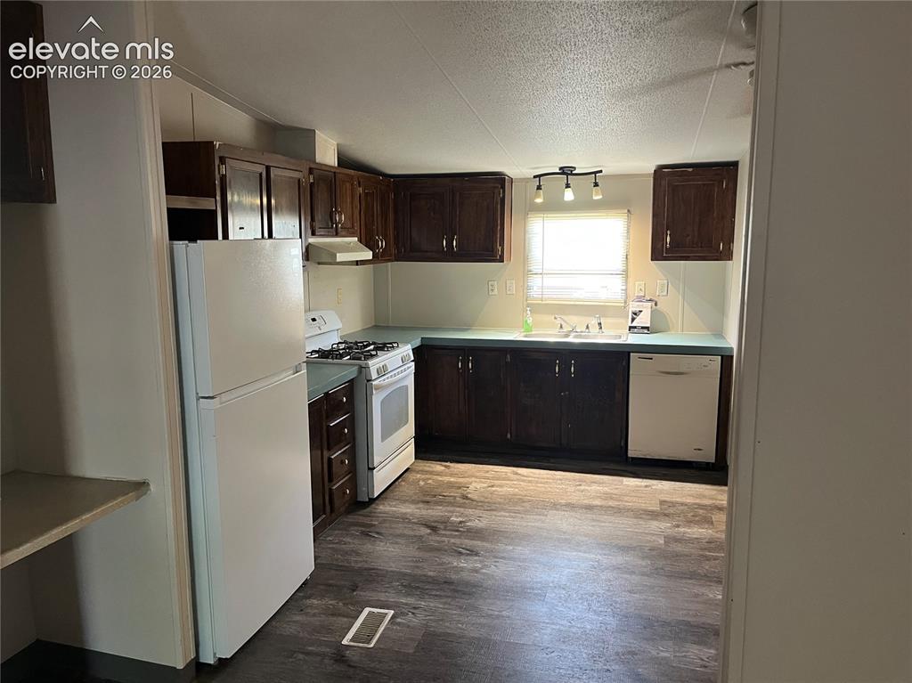 Image 6 of 13: Kitchen