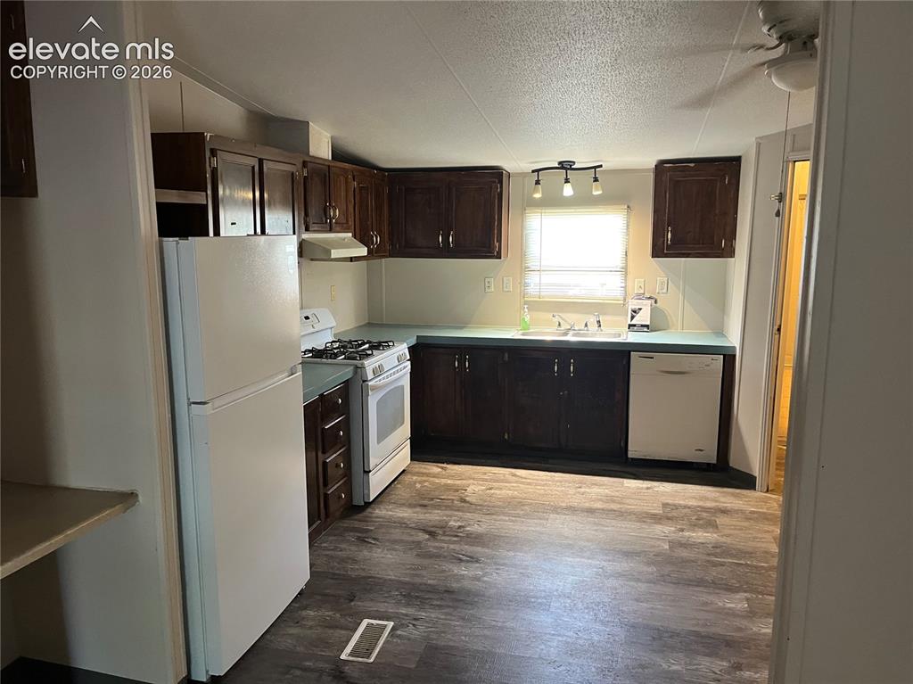 Image 7 of 13: Kitchen