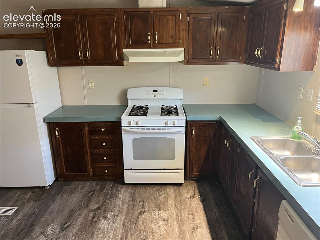 Image 9 of 13: Kitchen