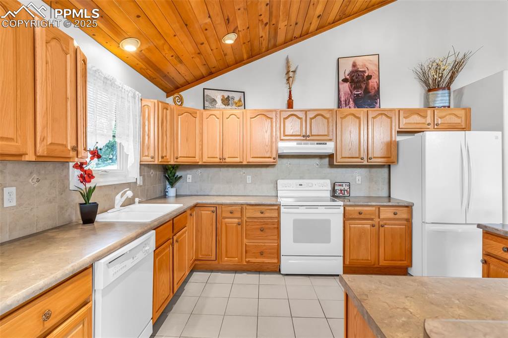 Image 12 of 43: Kitchen