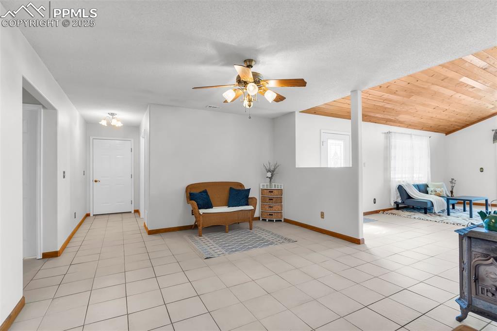 Image 21 of 43: Sitting Room