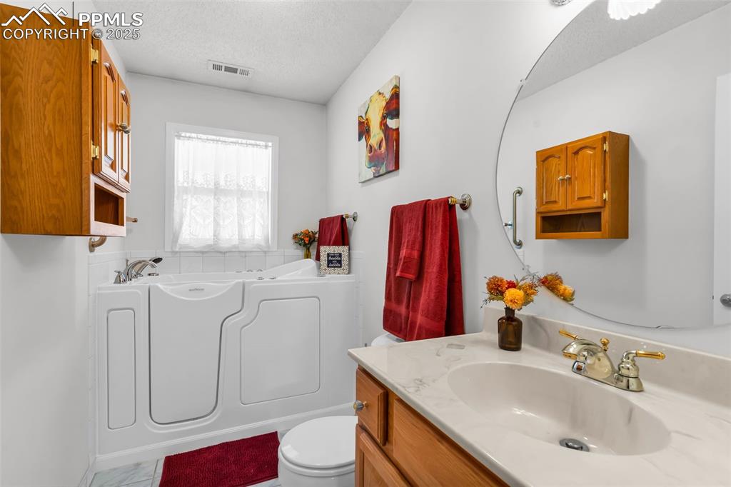 Image 24 of 43: Bathroom