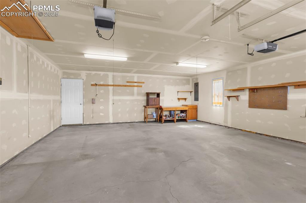 Image 29 of 43: Garage