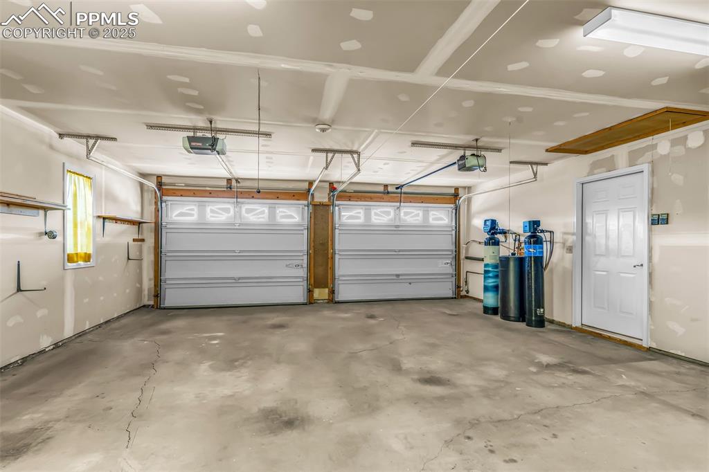 Image 30 of 43: Garage