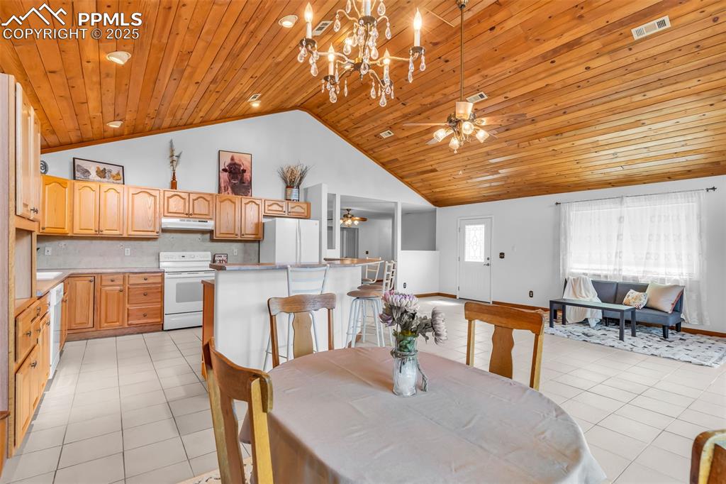 Image 9 of 43: Dining Area