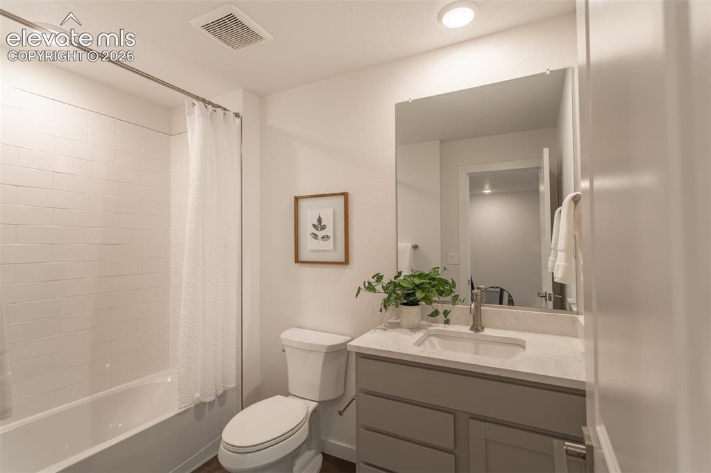 Image 15 of 28: Bathroom