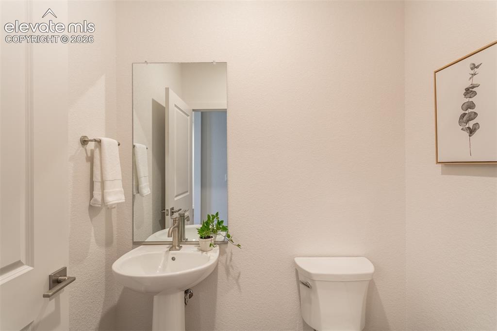 Image 20 of 28: Bathroom