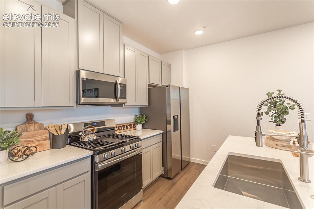 Image 7 of 28: Kitchen