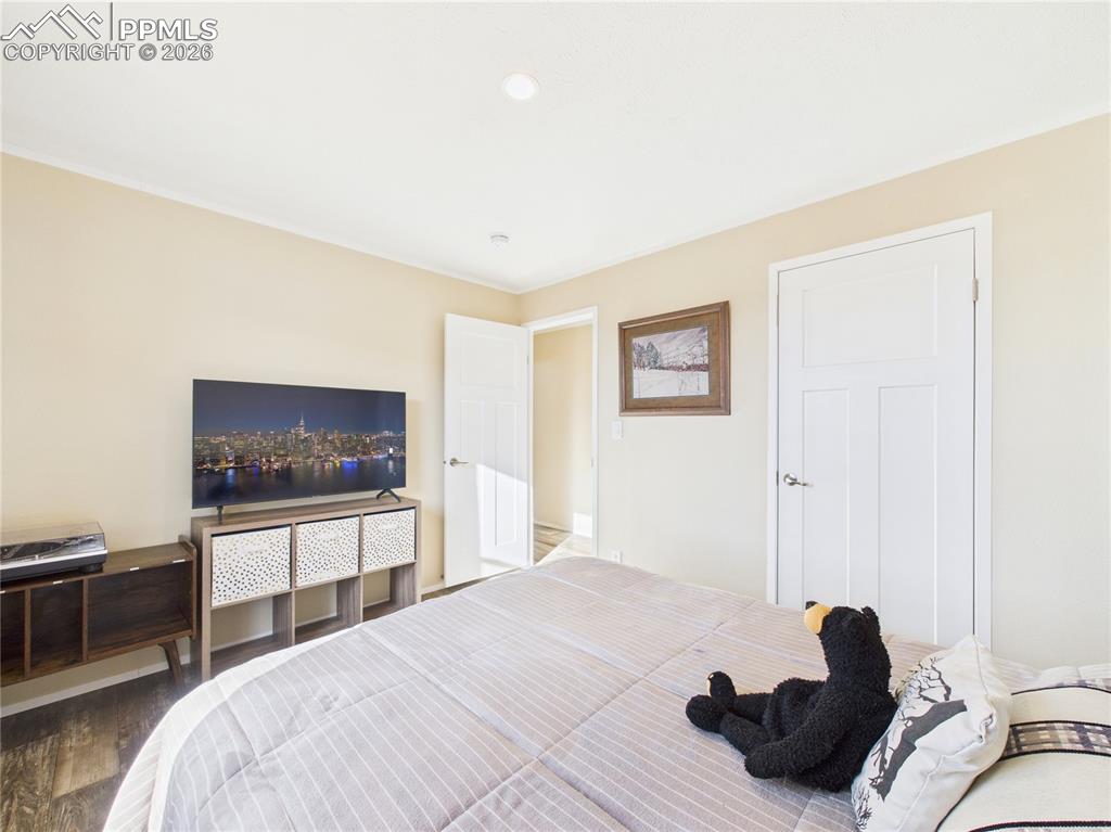 Image 17 of 41: Bedroom