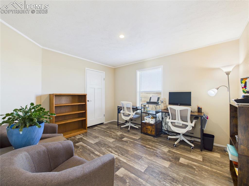 Image 19 of 41: Office