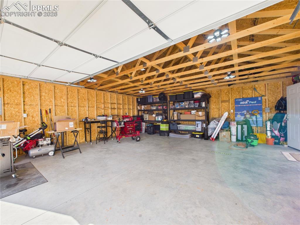 Image 33 of 41: Garage