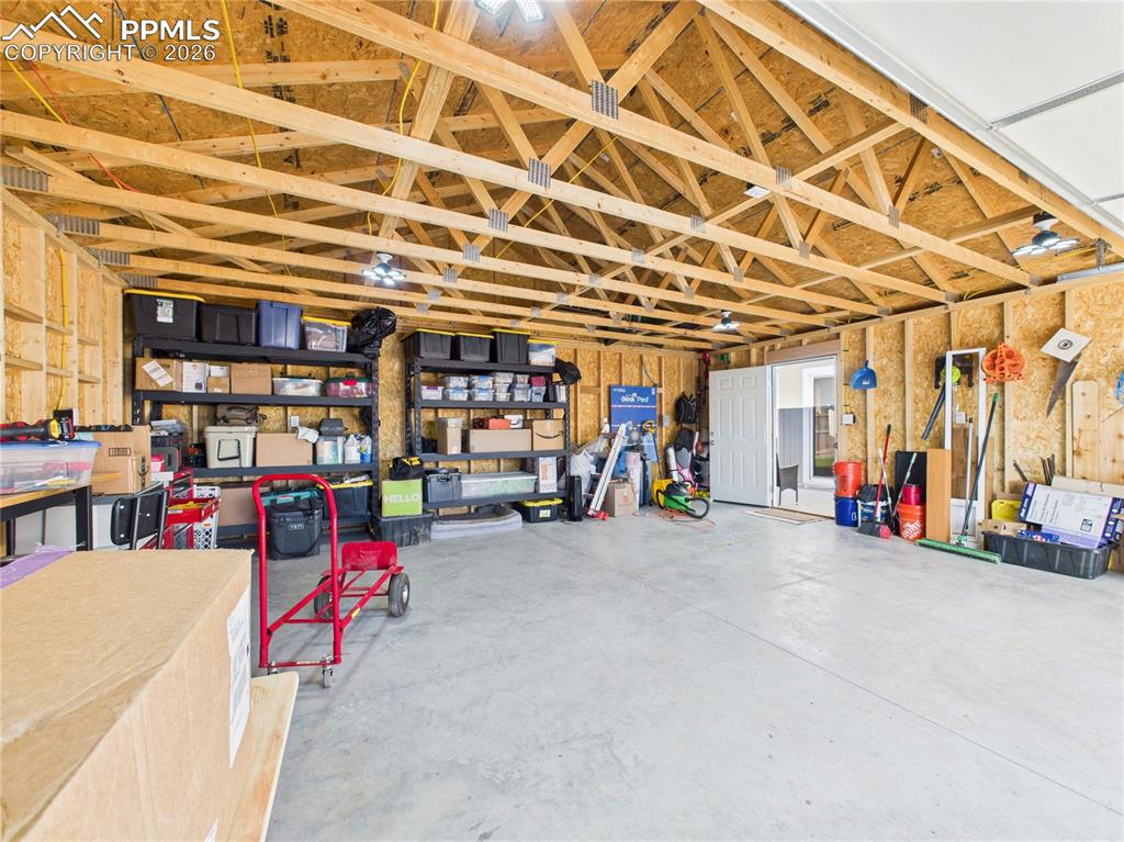 Image 34 of 41: Garage