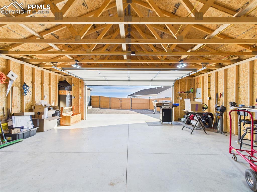 Image 35 of 41: Garage