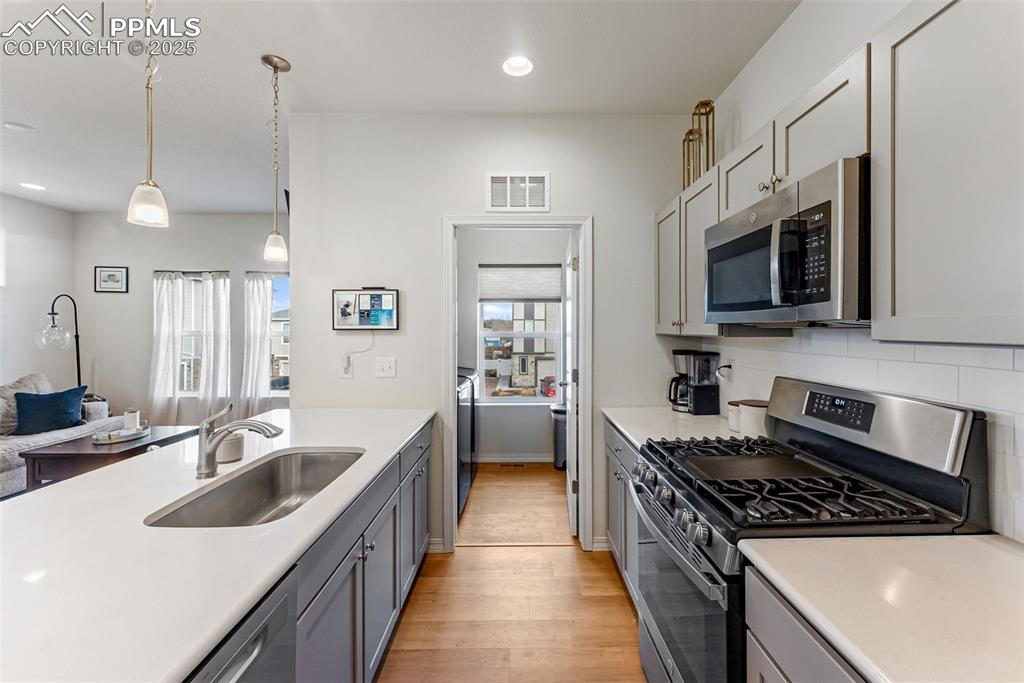 Image 15 of 39: Kitchen