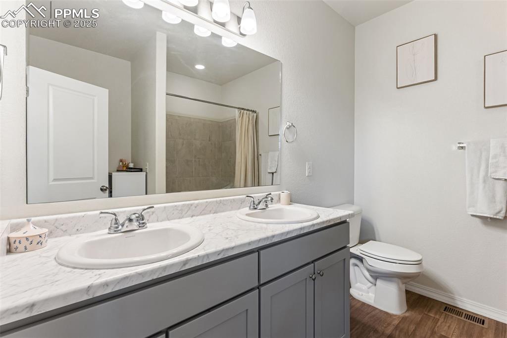 Image 20 of 39: Bathroom