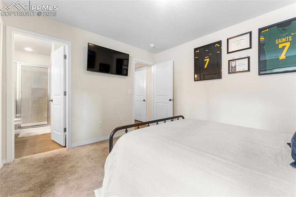 Image 25 of 39: Bedroom