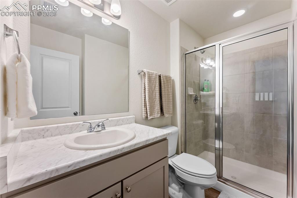 Image 26 of 39: Bathroom