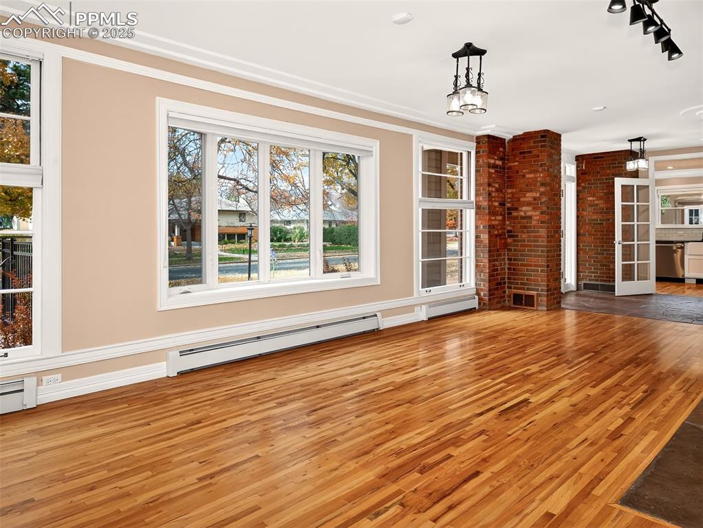 Image 10 of 50: Dining Room