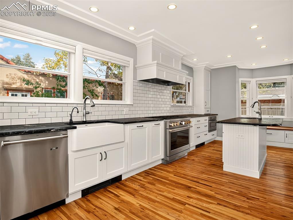 Image 16 of 50: Kitchen